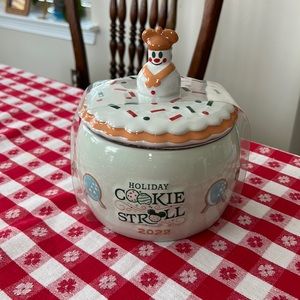 Disney’s collectible, holiday cookie, straw 2002 cookie jar